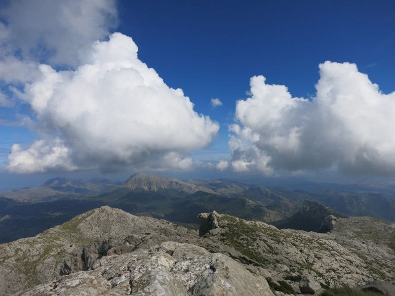 151012_Wolken_1.jpg - Mallorca-Wanderungen - 12.10.2015 Massanella  vom Gipfel - Wolken greifen an 