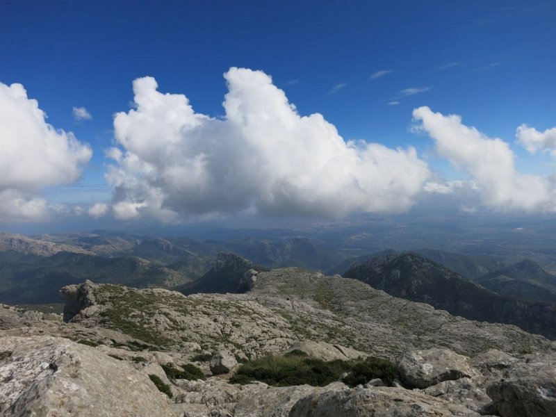 151012_Wolken_2.jpg - Mallorca-Wanderungen - 12.10.2015 Massanella  vom Gipfel - Wolken greifen an 