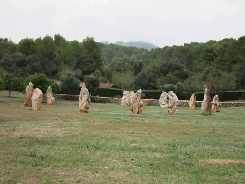 151013_stonehenge.jpg - Mallorca-Wanderungen - 13.10.2015 Fundacion  Stonehenge auf Mallorca ?l