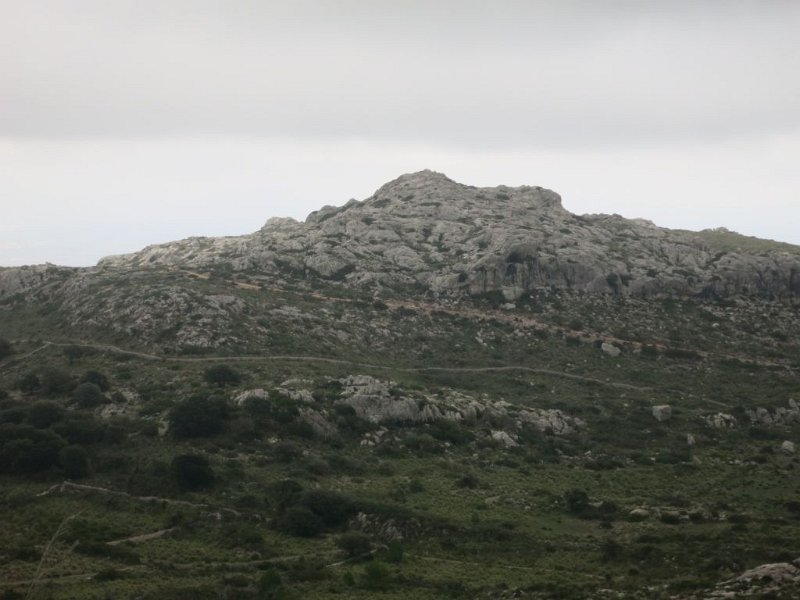 151015_Berge_weiss_Zoom.jpg - Mallorca-Wanderungen - 15.10.2015 Puig Tomir  kurz vor Umrundung - weißer Berg näher