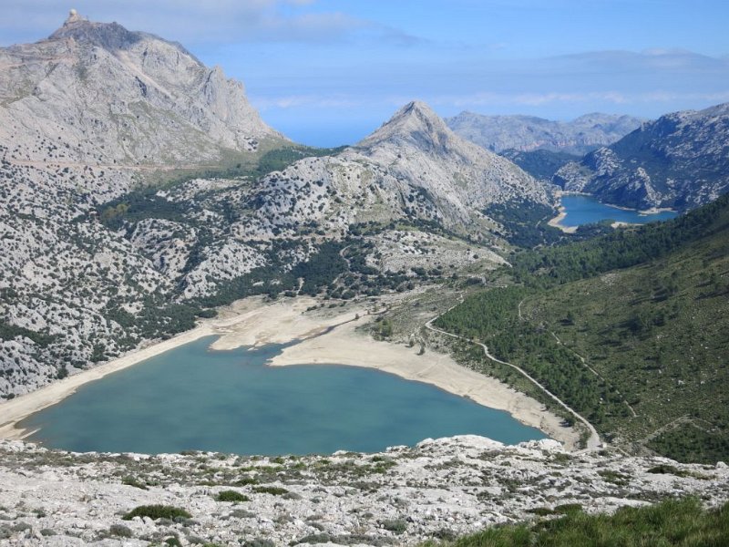 151016_beide_Speicher.jpg - Mallorca-Wanderungen - 16.10.2015 Sa Rateta, Na Franquesa  vom Gipfel Sa Rateta - obligatorisch: beide Speicherseen (wenig Wasser)