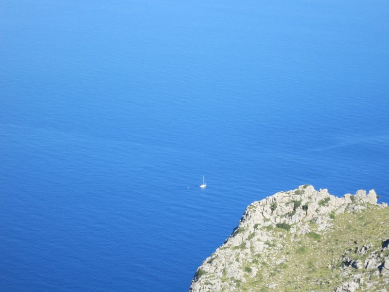 151018_Segelboot.jpg - Mallorca-Wanderungen - 18.10.2015 Puig Roig  vom Rundweg - Segelboot mit Beiboot