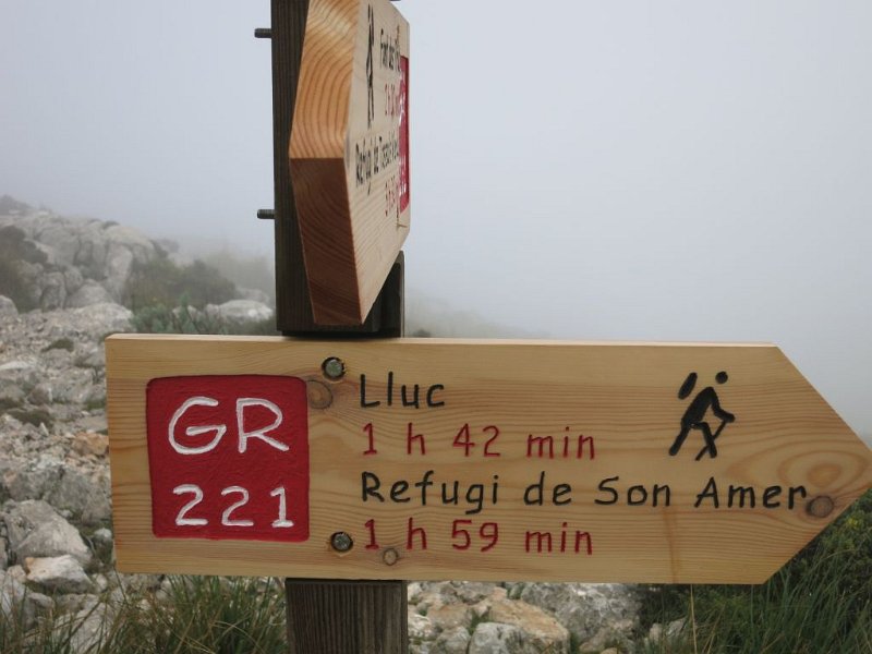 151022_Minutengenau.jpg - Mallorca-Wanderungen - 22.10.2015 Galileu  beim Abstieg - neue Schilder sind jetzt minutengenau 