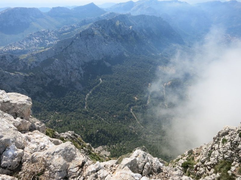 151023_Talblick.jpg - Mallorca-Wanderungen - 23.10.2015 Penyal de Migdia  vom Aufstieg - Blick ins Tal (Wolken im Anmarsch)