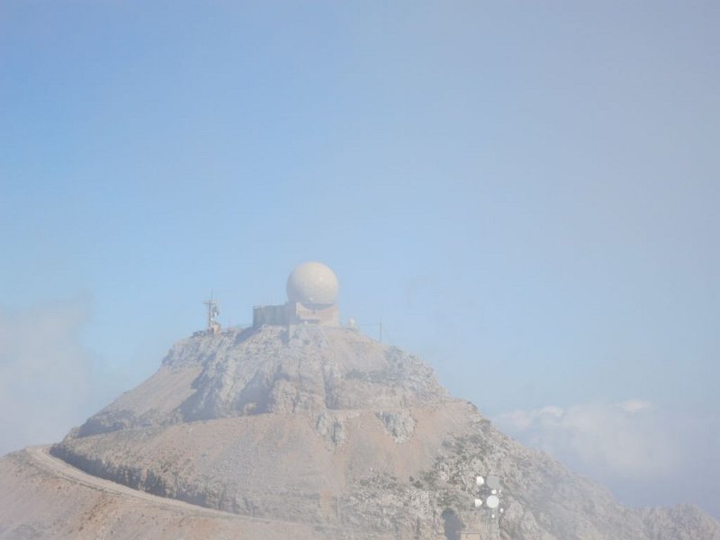 151023_face_to_face.jpg - Mallorca-Wanderungen - 23.10.2015 Penyal de Migdia  vom Gipfel - Puig Major mit Radar (leichter Nebel)