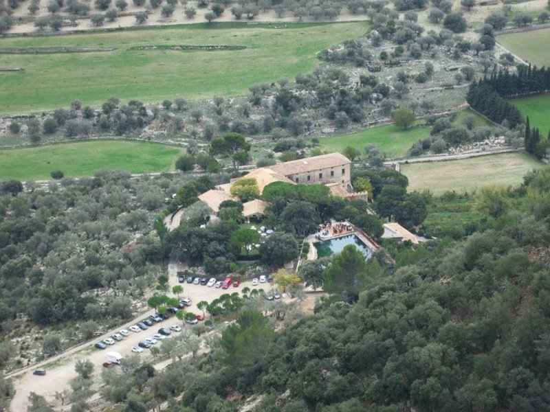 151025_Fiesta_Comasema.jpg - Mallorca-Wanderungen - 25.10.2015 L' Ofre, Barrancons, Coma Sema  vom Abstieg Barrancons - grande Fiesta auf Coma Sema