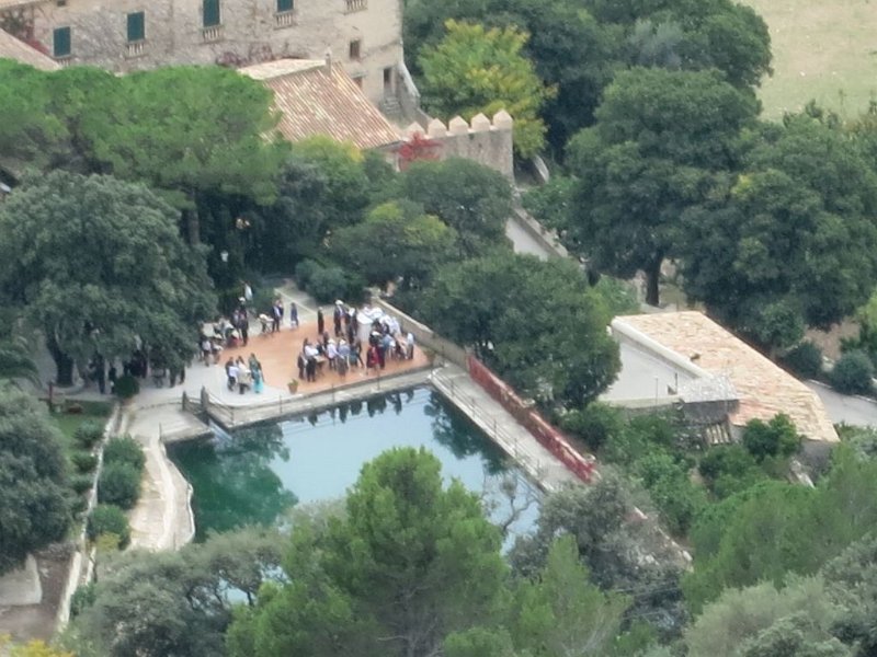 151025_Fiesta_Comasema_Zoom1.jpg - Mallorca-Wanderungen - 25.10.2015 L' Ofre, Barrancons, Coma Sema  vom Abstieg Barrancons - grande Fiesta auf Coma Sema (Zoom)