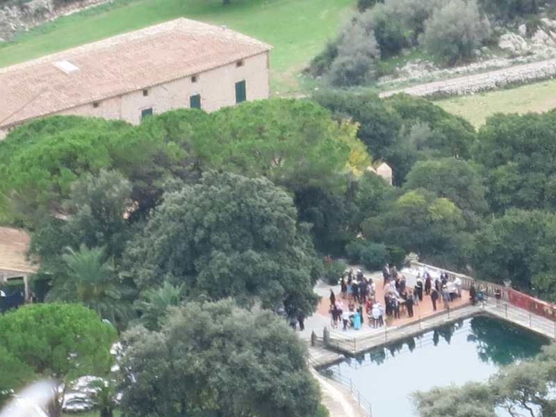 151025_Fiesta_Comasema_Zoom2.jpg - Mallorca-Wanderungen - 25.10.2015 L' Ofre, Barrancons, Coma Sema  vom Abstieg Barrancons - grande Fiesta auf Coma Sema (Zoom)