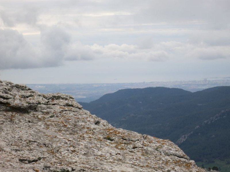 151025_Palma.jpg - Mallorca-Wanderungen - 25.10.2015 L' Ofre, Barrancons, Coma Sema  vom Gipfel - Blick zum Hafen von Palma