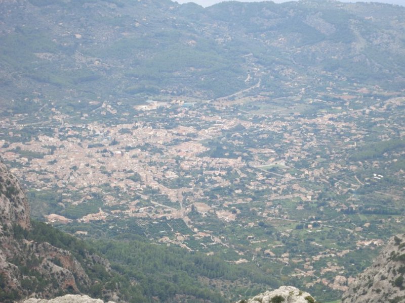 151025_Soller.jpg - Mallorca-Wanderungen - 25.10.2015 L' Ofre, Barrancons, Coma Sema  vom Gipfel - Soller ohne Sonne