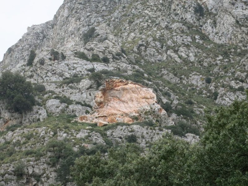 160406_Wunde.jpg - Mallorca-Wanderungen - 06.04.2016 Richtung Lluc  vom GR  - Wunde des Felssturzes