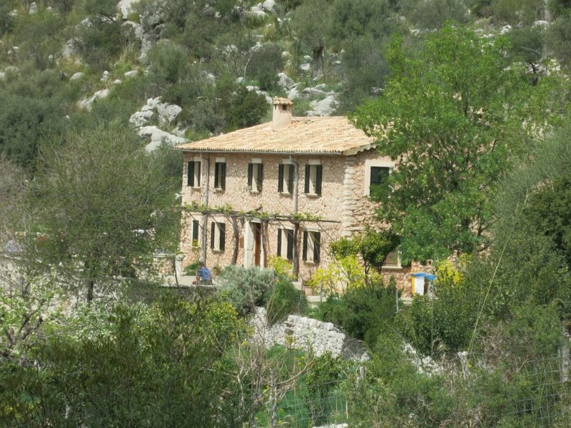 160407_Huette-renoviert.jpg - Mallorca-Wanderungen - 07.04.2016 Tossals Verds  vom Wanderpfad  - renovierte Hütte