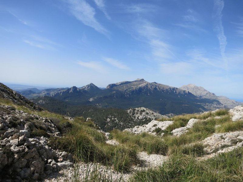 160412_Bergkette.jpg - Mallorca-Wanderungen - 12.04.2016 Tomir  vom Aufstieg  - Berge (von rechts Puig Major, Galileu, Massanella, Ali)