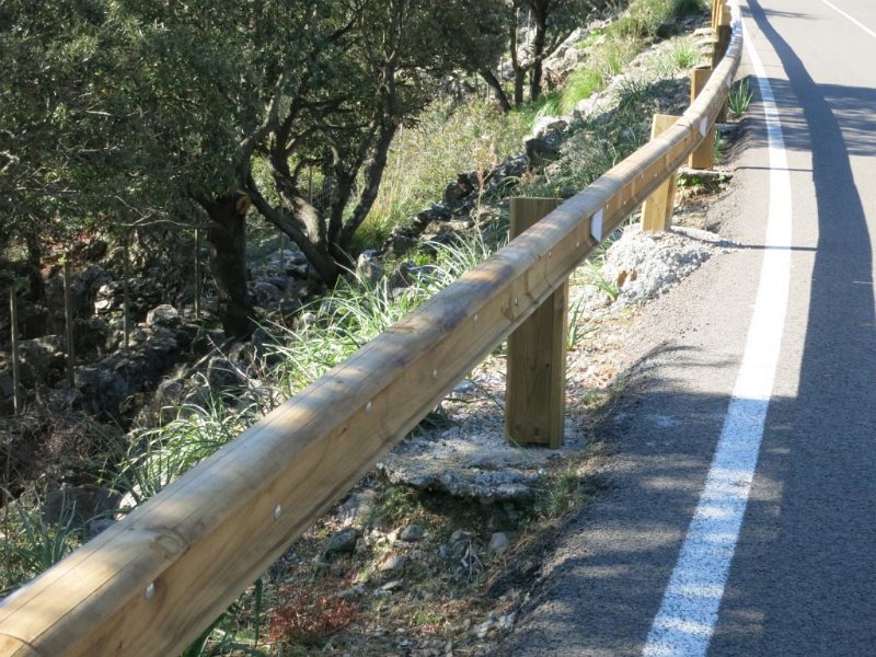 160413_Holz-Leitplanke.jpg - Mallorca-Wanderungen - 13.04.2016 Mortitx  Holz-Leitplanke überall