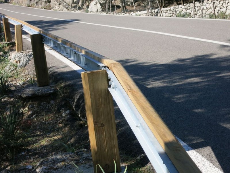 160413_Taeuschung.jpg - Mallorca-Wanderungen - 13.04.2016 Mortitx  Holz-Leitplanke = nur Täuschung