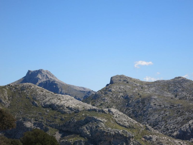 160414_Massanella_Tosalls-Verds.jpg - Mallorca-Wanderungen - 14.04.2016 Sa Rateta, Na Franquesa  vom Gipfel Sa Rateta - links Massanella, rechts Tossals Verds