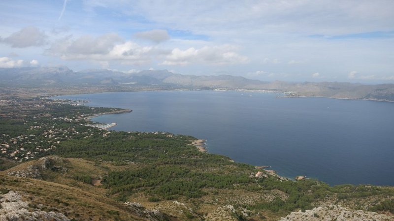 161013_Bucht_P.jpg - Mallorca-Wanderungen - 13.10.2016 Talaia d' Alcudia  vom Gipfel  -  Bucht von Pollenca