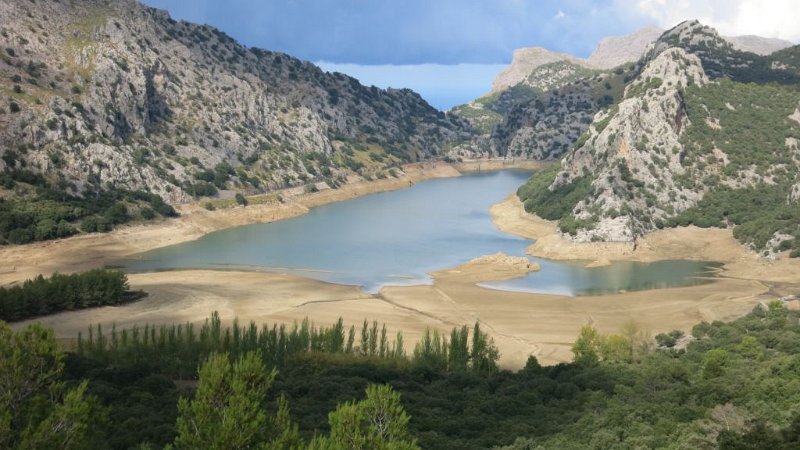 161014_Gorg_Blau_Zoom.jpg - Mallorca-Wanderungen - 14.10.2016 Refugi Tossals Verds  vom Rückweg  -  Stausee Gorg Blau