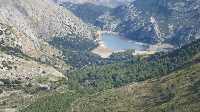 161017_Gorg_Blau.jpg - Mallorca-Wanderungen - 17.10.2016 Dreigipfelwanderung (ohne Ofre)  vom Gipfel Sa Rateta  -  Speichersee Gorg Blau 