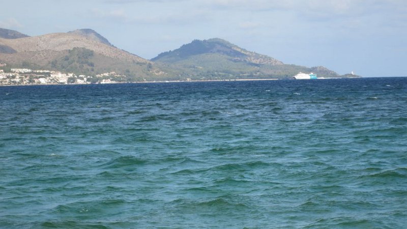 161018_Schiffsverkehr.jpg - Mallorca-Wanderungen - 18.10.2016 Strandwanderung  vom Bootshafen Albufera  -  Schiffsverkehr nach Port d' Alcudia