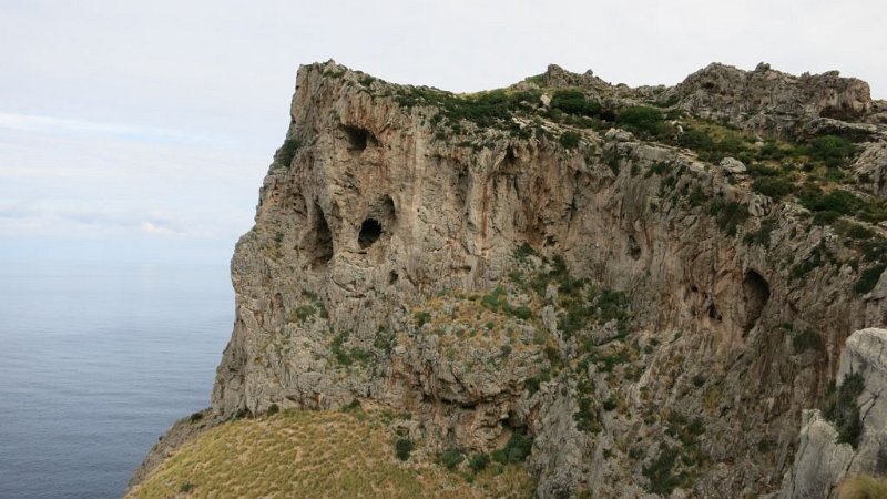 161019_Hoehlen.jpg - Mallorca-Wanderungen - 19.10.2016 Mortitx   am Meer  -  Höhlen gegenüber Hexenhöhle
