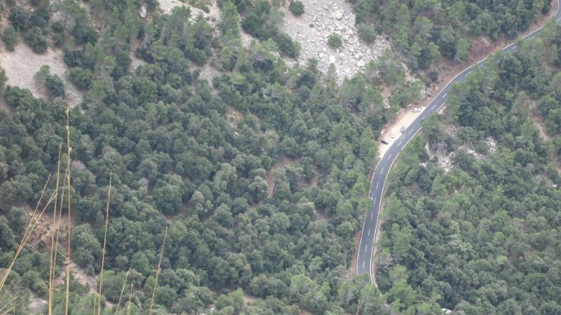 161025_Parkplatz.jpg - Mallorca-Wanderungen - 25.10.2016 Penyal de Migdia   am Aufstieg  -  Parkplatz (ganz unten mein Mietwagen)