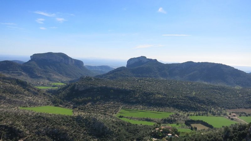 161027_Berge_Osten.jpg - Mallorca-Wanderungen - 27.10.2016   L' Ofre über Comasema   kurz vor dem Gipfel  -  Berge Richtung Osten