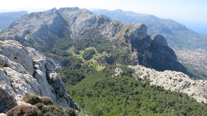 161027_Finca_Ofre.jpg - Mallorca-Wanderungen - 27.10.2016   L' Ofre über Comasema   vom Gipfel  -  Finca Ofre, rechts im Hintergrund Soller, anschließend weitere Berge