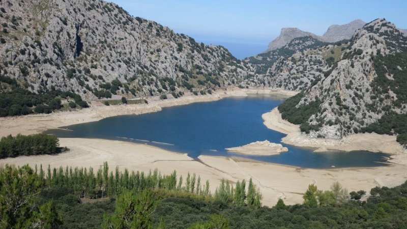 161028_Gorrg_Blau.jpg - Mallorca-Wanderungen - 28.10.2016  Tossals Verds   vom Gipfel  -  Gorg Blau nach 3 Wochen Verdunstung