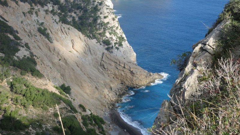 161029_Bucht.jpg - Mallorca-Wanderungen - 29.10.2016  Sa Cova Tancada   am Aufstieg zu Sa Teula  -  Bucht unterhalb