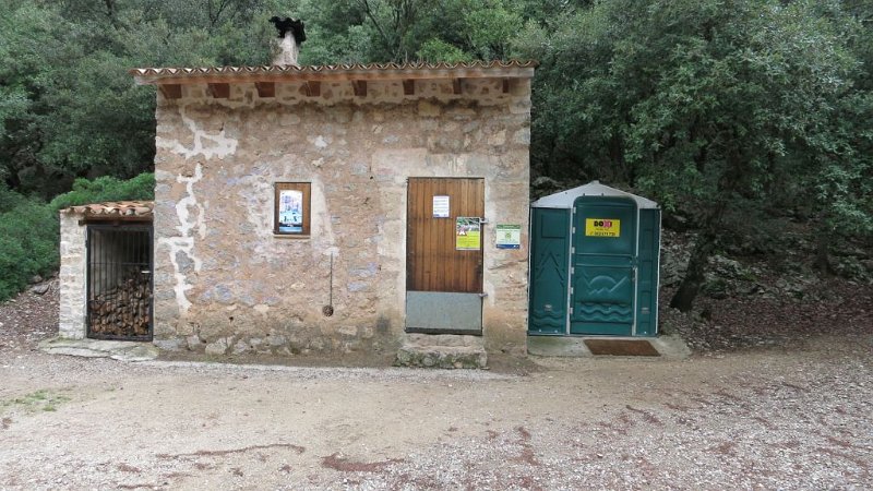 161010_Refugi_Binifaldo.jpg - Mallorca-Wanderungen - 10.10.2016 Einlaufen auf dem GR 221 sowie auf Abzweigungen und -wegen die Hütte im Binifaldo-Tal  - Dixi heißt hier anders