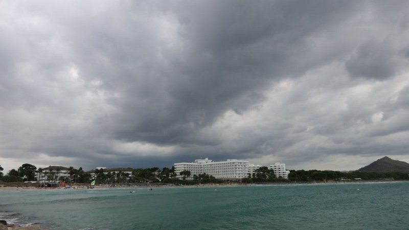 161012_Wolken.jpg - Mallorca-Wanderungen - 12.10.2016 Strandwanderung vom Bootshafen  -  schwere Wolken