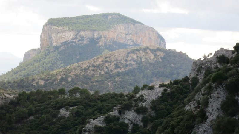 161014_Berge_Osten_Zoom.jpg - Mallorca-Wanderungen - 14.10.2016 Refugi Tossals Verds  vom Hinweg  -  ein Berg Richtung Osten