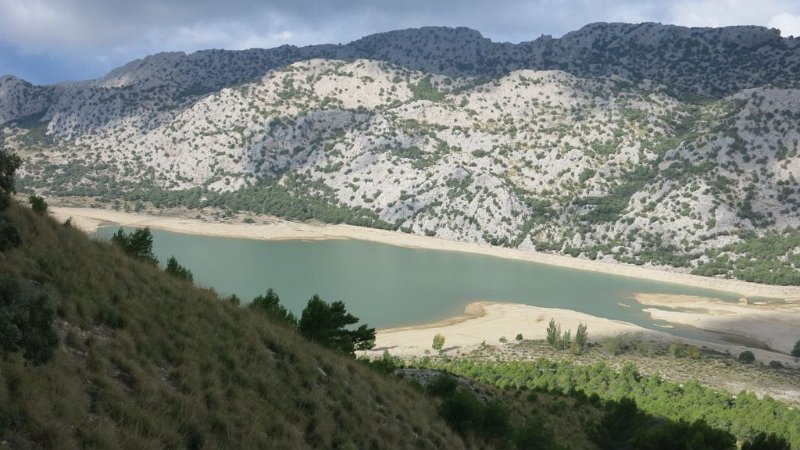 161014_Cuber.jpg - Mallorca-Wanderungen - 14.10.2016 Refugi Tossals Verds  vom Aufstieg Morro de Cuber  -  Stausee Cuber