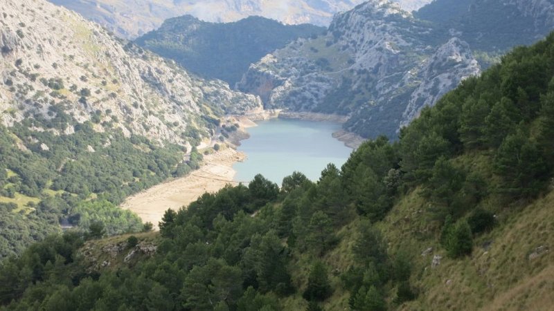 161014_Gorg_Blau.jpg - Mallorca-Wanderungen - 14.10.2016 Refugi Tossals Verds  vom Aufstieg Morro de Cuber  -  Stausee Gorg Blau