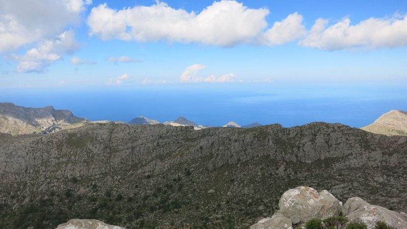 161015_Meer.jpg - Mallorca-Wanderungen - 15.10.2016 Massanella über Galileu  vom Nebengipfel  -  Richtung Meer