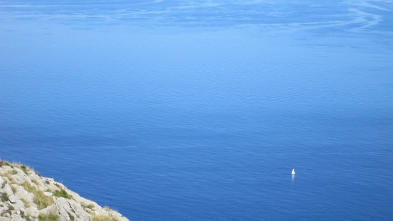 161016_Segelboot_1.jpg - Mallorca-Wanderungen - 16.10.2016 Sonntagswanderung (Puig Roig)  vom Weg zum Meer  -  Zoom auf ein Boot