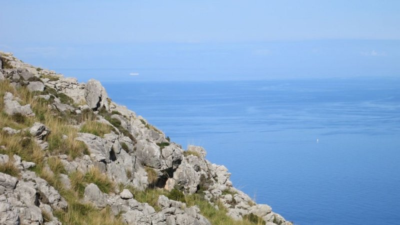 161016_Segelboot_2.jpg - Mallorca-Wanderungen - 16.10.2016 Sonntagswanderung (Puig Roig)  vom Weg zum Meer  -  Zoom auf das Schiff und das zweite Boot