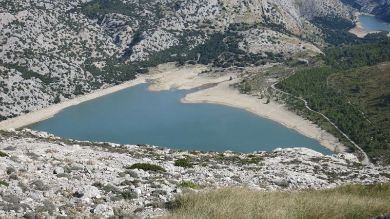 161017_Cuber.jpg - Mallorca-Wanderungen - 17.10.2016 Dreigipfelwanderung (ohne Ofre)  vom Gipfel Sa Rateta  -  Speichersee Cuber