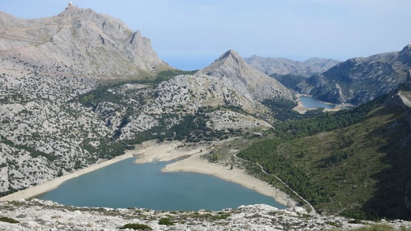 161017_Cuber_Blau.jpg - Mallorca-Wanderungen - 17.10.2016 Dreigipfelwanderung (ohne Ofre)  vom Gipfel Sa Rateta  -  beide Speicherseen