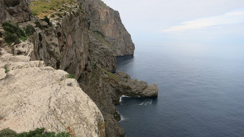 161019_Abgrund.jpg - Mallorca-Wanderungen - 19.10.2016 Mortitx   am Meer  -  Abgrund anschließend