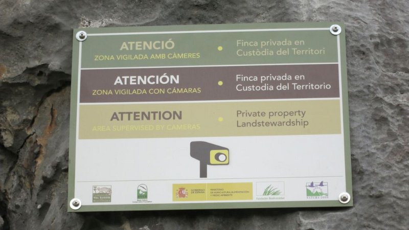 161019_Kameraueberwachung.jpg - Mallorca-Wanderungen - 19.10.2016 Mortitx  Beginn der Felsstrecke  -  Toll, jetzt wissen die, wo sie mich suchen sollen