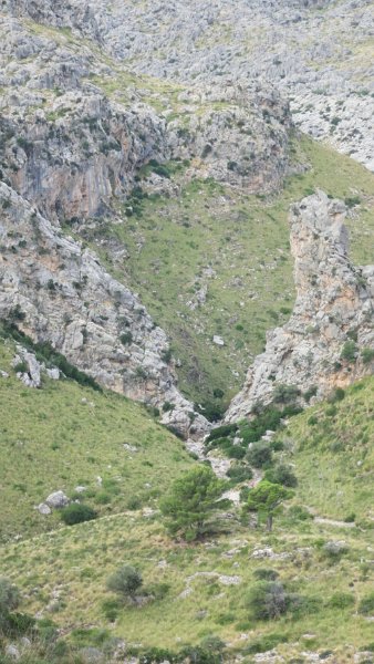 161019_Schlucht.jpg - Mallorca-Wanderungen - 19.10.2016 Mortitx  Abstieg ins Tal  -  Schluchtende zum Meer