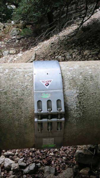 161021_Manschette.jpg - Mallorca-Wanderungen - 21.10.2016 Comasema d' Alt   am Hinweg  -  Manschette an Druckleitung