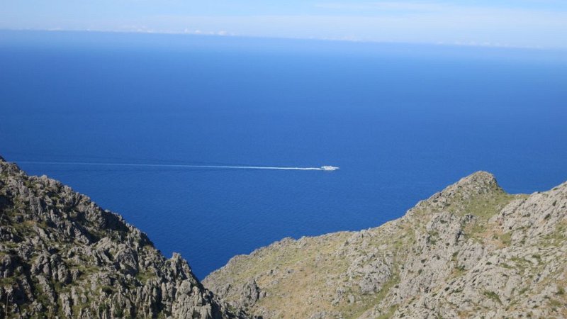 161023_Schnellboot.jpg - Mallorca-Wanderungen - 23.10.2016 Sonntagswanderung im Uhrzeigersinn   am Rückweg  -  Schnellboot Rcihtung Norden