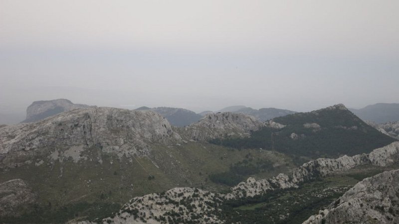 161025_Dreigipfel.jpg - Mallorca-Wanderungen - 25.10.2016 Penyal de Migdia   am Aufstieg  -  die Dreigipfel (Sa Rateta, Na Franquesa, L' Ofre)