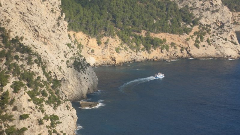 161029_Boot.jpg - Mallorca-Wanderungen - 29.10.2016  Cova tancata   an Sa Teula  - Boot auf Höhe Platja de Col Baix
