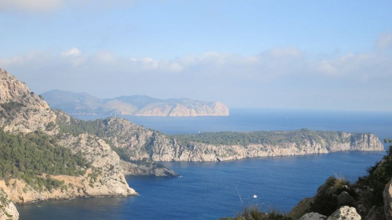 161029_Formentor.jpg - Mallorca-Wanderungen - 29.10.2016  Cova tancata   an Sa Teula  -  Cap des Pinar, hinten Cap Formentor