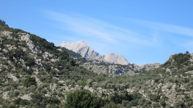 170326_PuigMajor.jpg - Mallorca-Wanderungen - 26.03.2017 Puig Roig (Sonntagswanderung)  vom Rundweg  -  Puig Major mit Penyal de Migdia