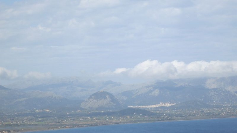 170327_Berge.jpg - Mallorca-Wanderungen - 27.03.2017 Talaia d' Alcudia  vom Aufstieg  -  Berge in Wolken, vorne Puig de Maria bei Pollentia